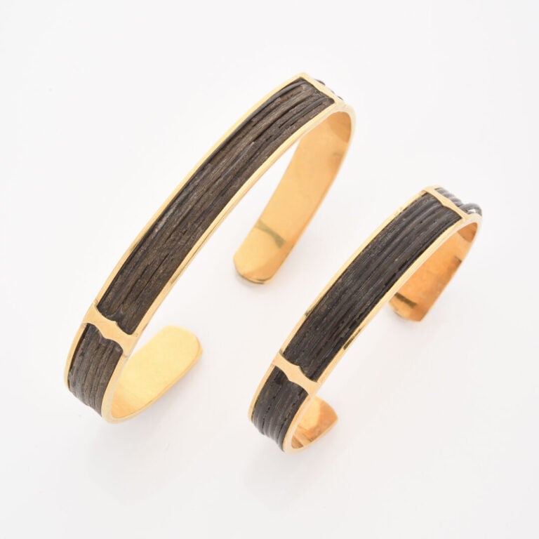 *Deux bracelets jonc ouverts en or jaune (750) ornés de crin - Poids brut : 21.…