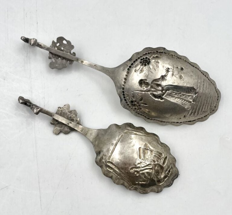 Deux cuillères en argent étranger à décor repoussé de personnages - Poids : 52…