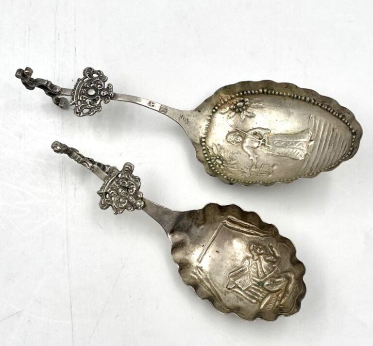 Deux cuillères en argent étranger à décor repoussé de personnages - Poids : 52…