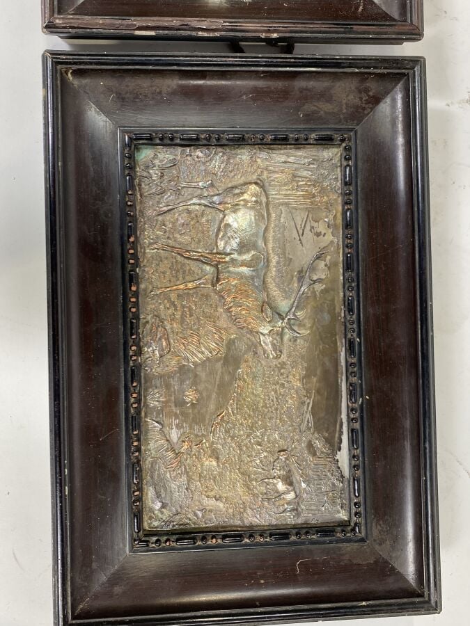 Deux plaques en métal repoussé à décor de cerfs - 23,5 x 34,5 cm - - Lot à reti…