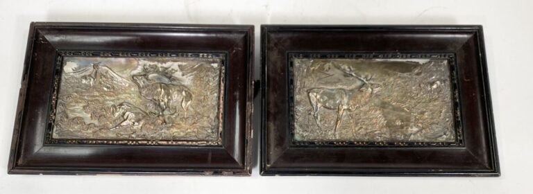 Deux plaques en métal repoussé à décor de cerfs - 23,5 x 34,5 cm - - Lot à reti…