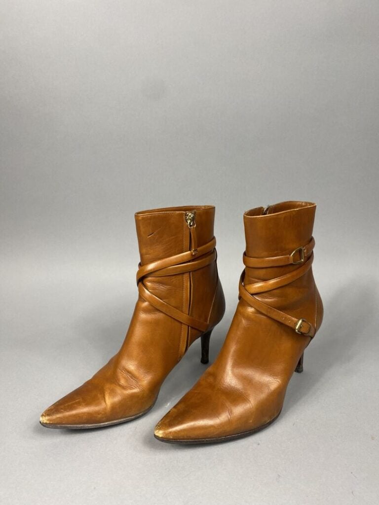 DIOR - Paire de bottines à bout arrondi en cuir noir à motif de laçage - Pointu…