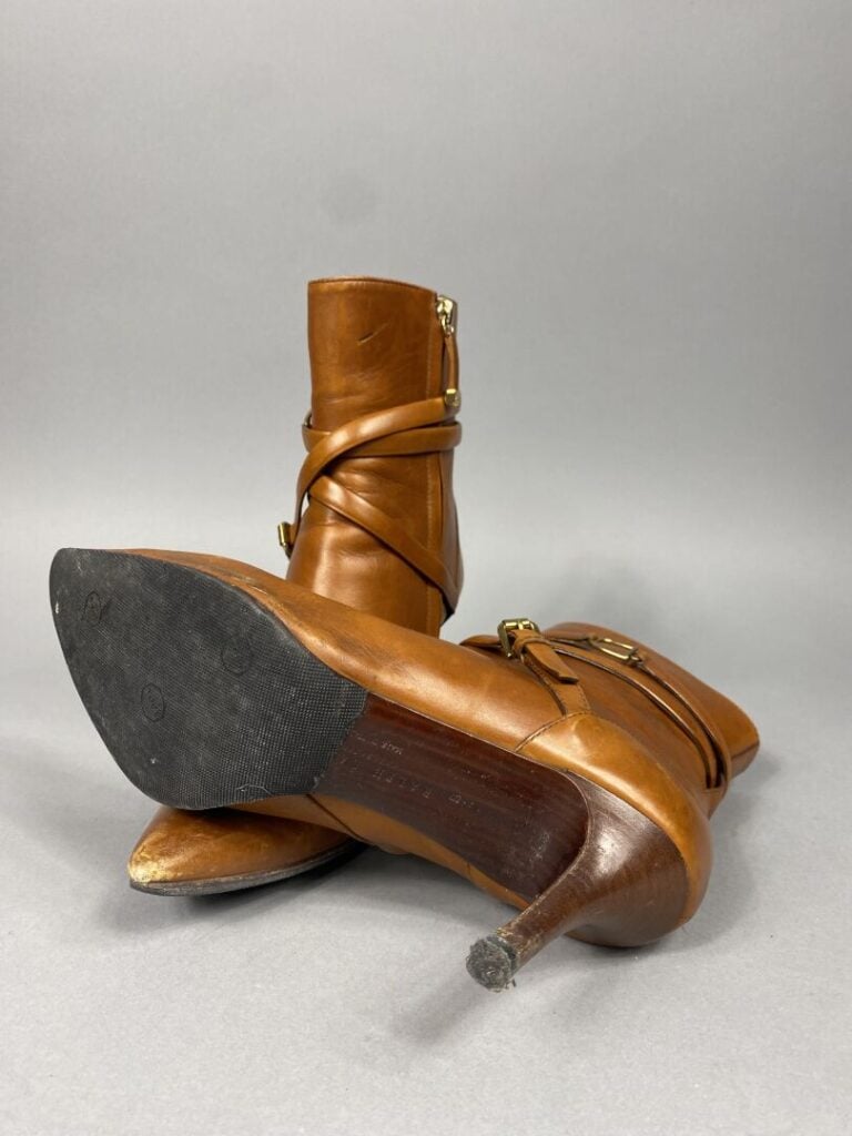 DIOR - Paire de bottines à bout arrondi en cuir noir à motif de laçage - Pointu…