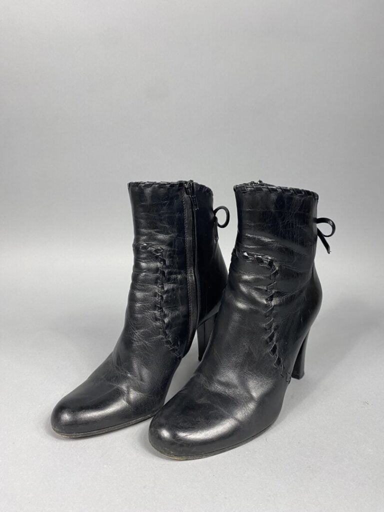 DIOR - Paire de bottines à bout arrondi en cuir noir à motif de laçage - Pointu…