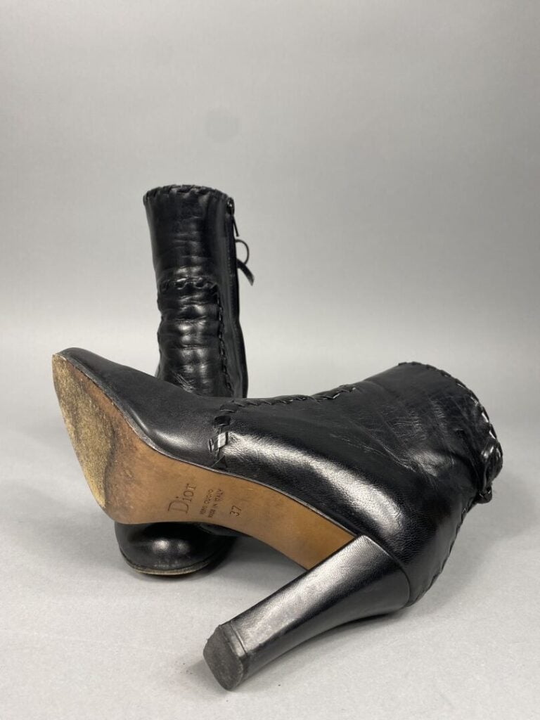 DIOR - Paire de bottines à bout arrondi en cuir noir à motif de laçage - Pointu…