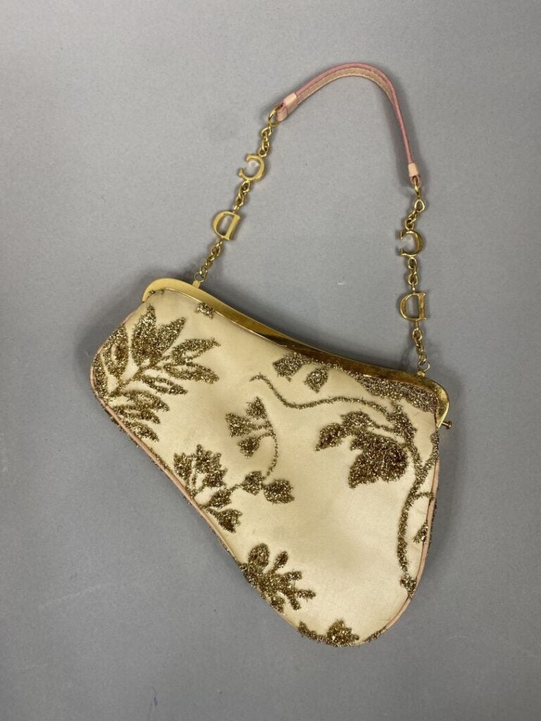 DIOR - Sac du soir « mini saddle », édition limitée, en soie ivoire et broderie…