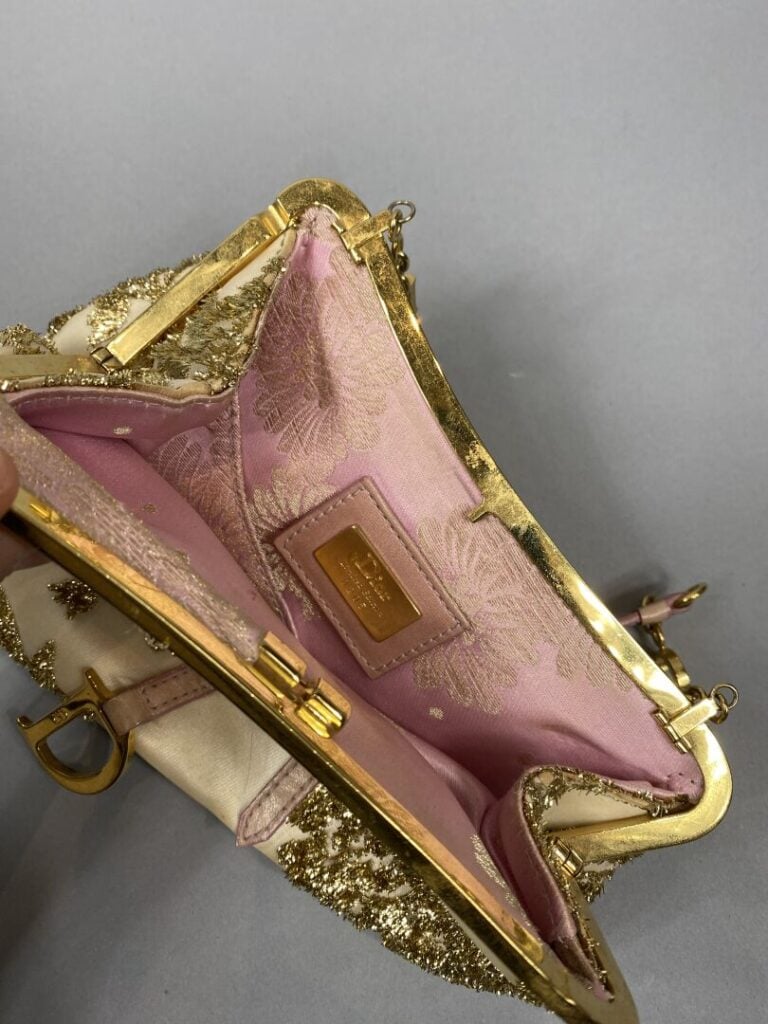 DIOR - Sac du soir « mini saddle », édition limitée, en soie ivoire et broderie…