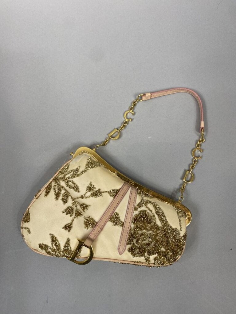 DIOR - Sac du soir « mini saddle », édition limitée, en soie ivoire et broderie…