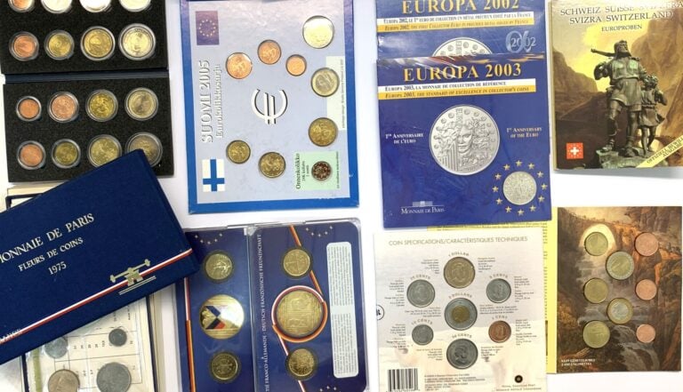 Divers - - Lot de coffrets de monnaies diverses comprenant : - -Un coffret Euro…