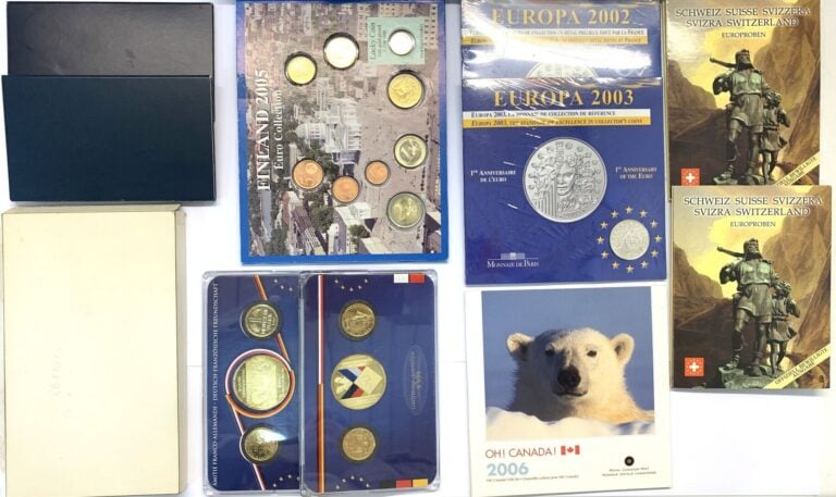 Divers - - Lot de coffrets de monnaies diverses comprenant : - -Un coffret Euro…