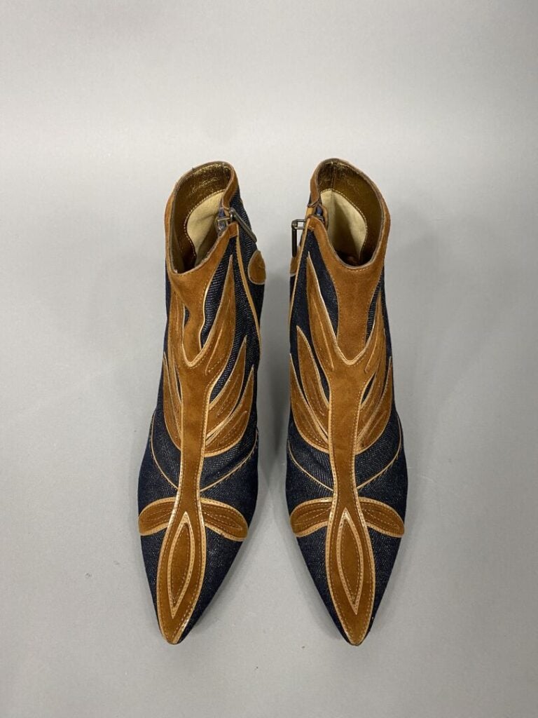 DOLCE & GABBANA - Paire de bottines à bout pointu en tissu jean et motifs de fe…