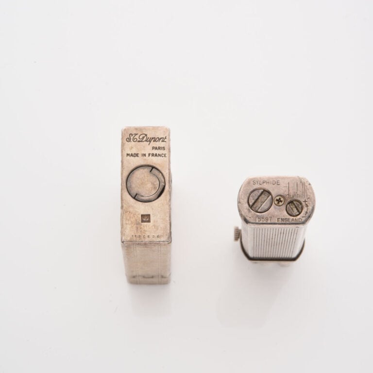 DUPONT - Briquet en métal argenté à décor guilloché - On joint un autre briquet…