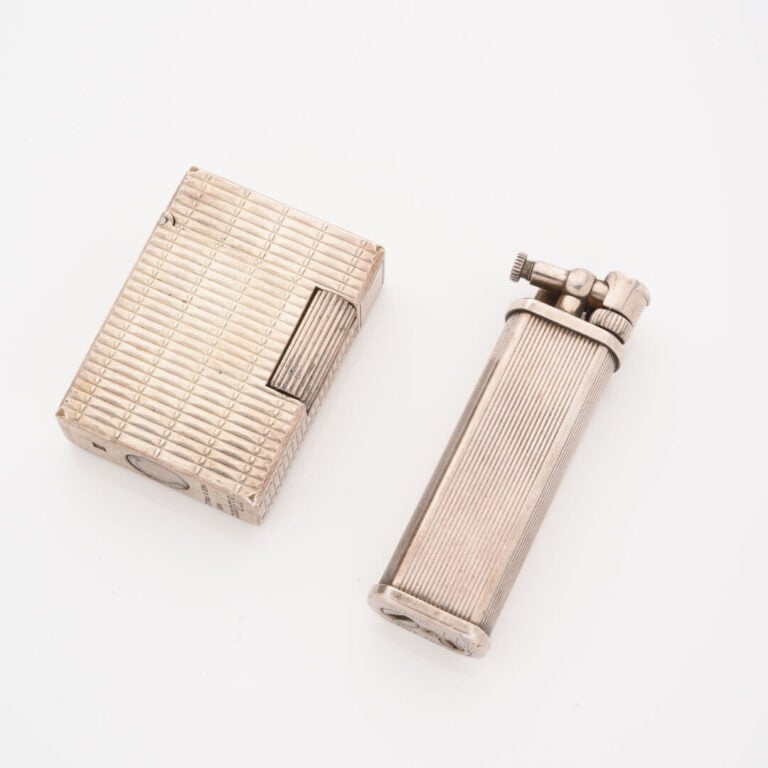 DUPONT - Briquet en métal argenté à décor guilloché - On joint un autre briquet…