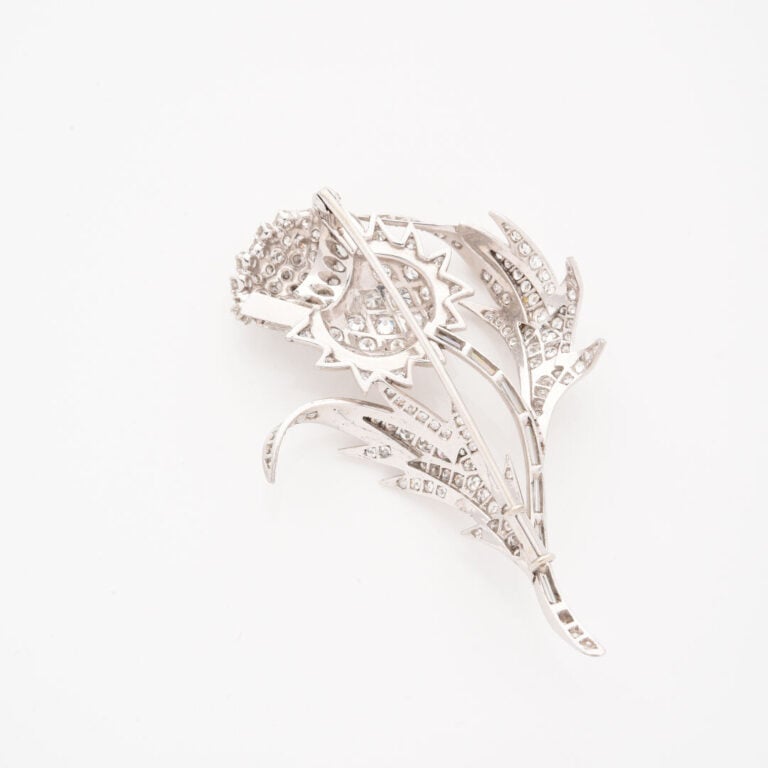 E. BETTETINI - Broche Chardon en platine (850) entièrement sertie de diamants t…