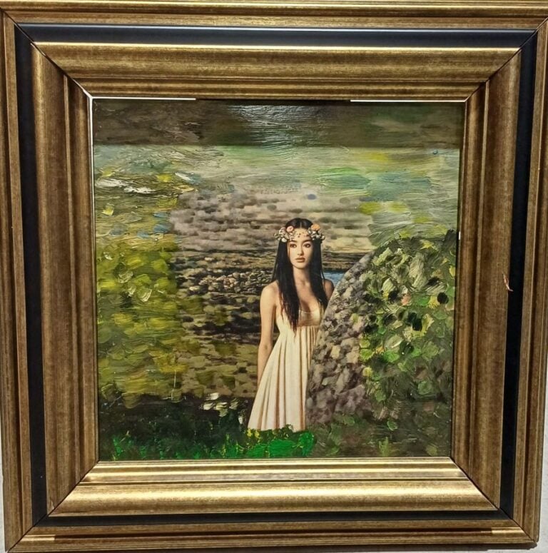 Ecole XXème - Jeune femme à la couronne de fleurs - 39 x 39 cm - Cadre : 59 x 5…