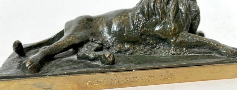 EGO NOMINOR LEO - Presse-papiers en bronze patiné et doré figurant un lion couc…