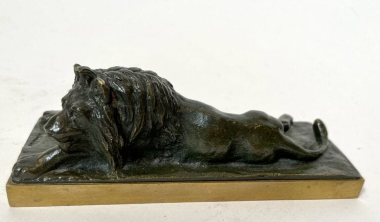 EGO NOMINOR LEO - Presse-papiers en bronze patiné et doré figurant un lion couc…