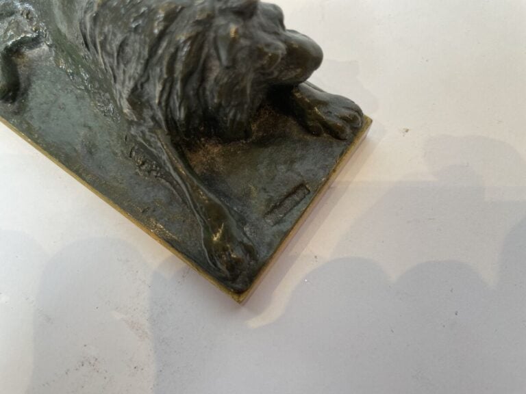 EGO NOMINOR LEO - Presse-papiers en bronze patiné et doré figurant un lion couc…