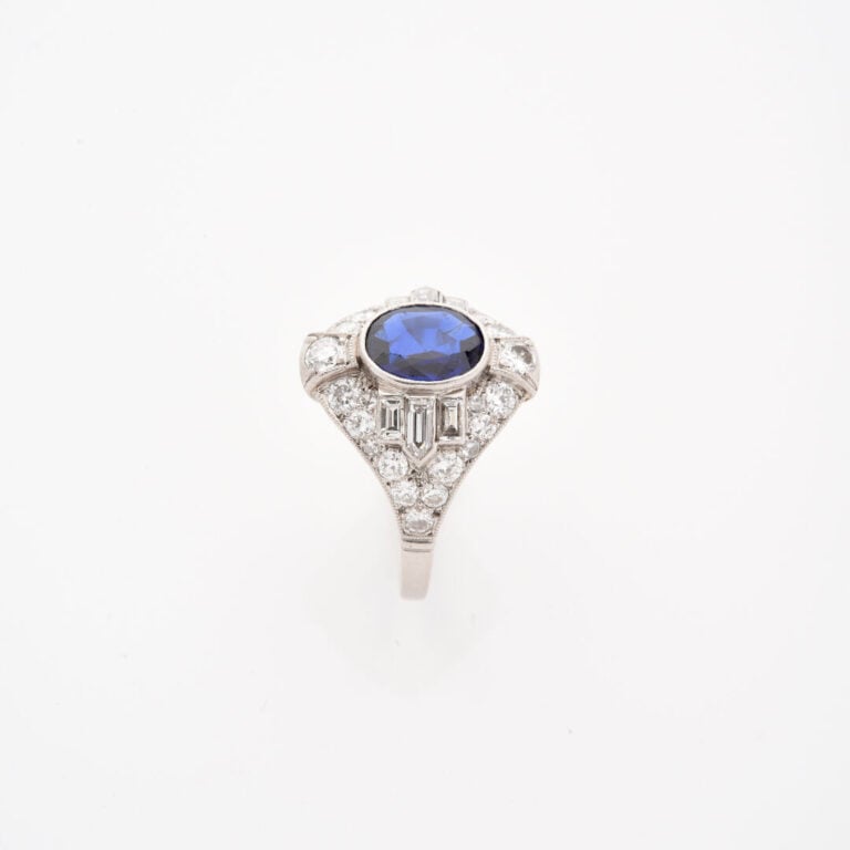 Elégante bague en platine (850) ornée d'un saphir de taille ovale facettée en s…