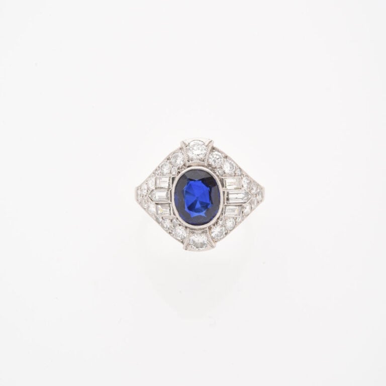 Elégante bague en platine (850) ornée d'un saphir de taille ovale facettée en s…