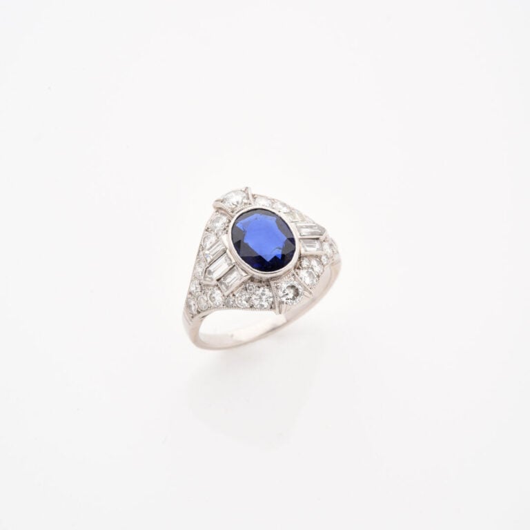 Elégante bague en platine (850) ornée d'un saphir de taille ovale facettée en s…