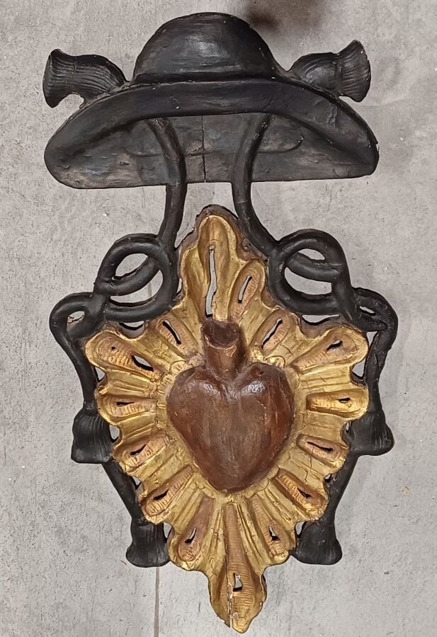 élément en bois sculpté à motif d'un coeur ardent - (accidents) - Hauteur : 70…
