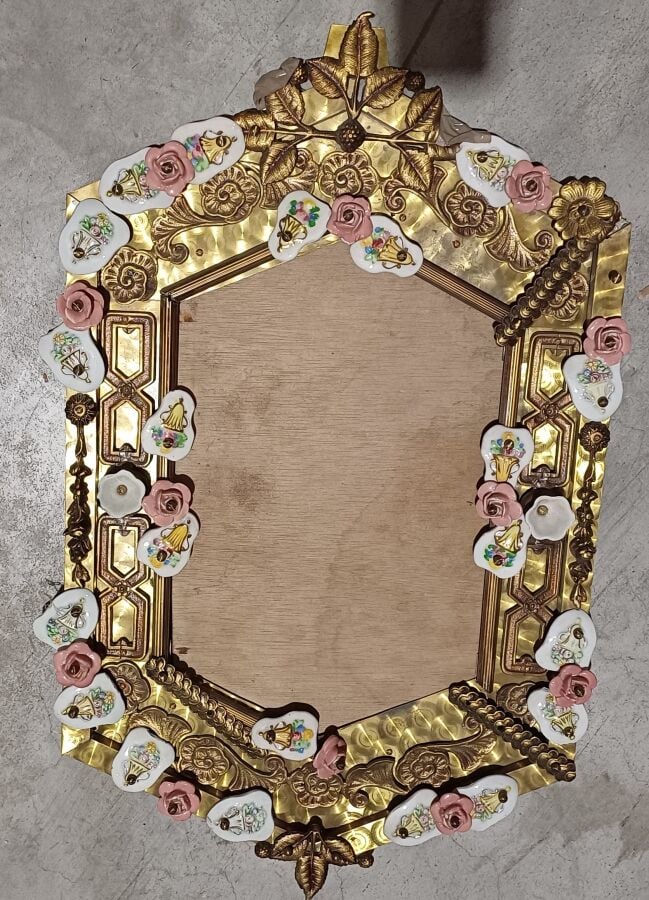 Encadrement de miroir métal doré avec décor de médaillons en porcelaine - 72 x…
