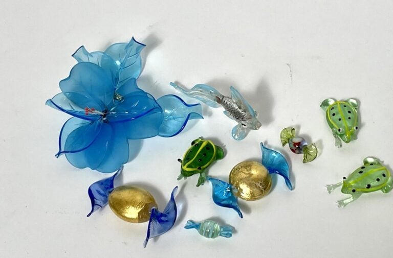 Ensemble composé de 10 coupes en métal, un centre de table en métal « fleurs et…