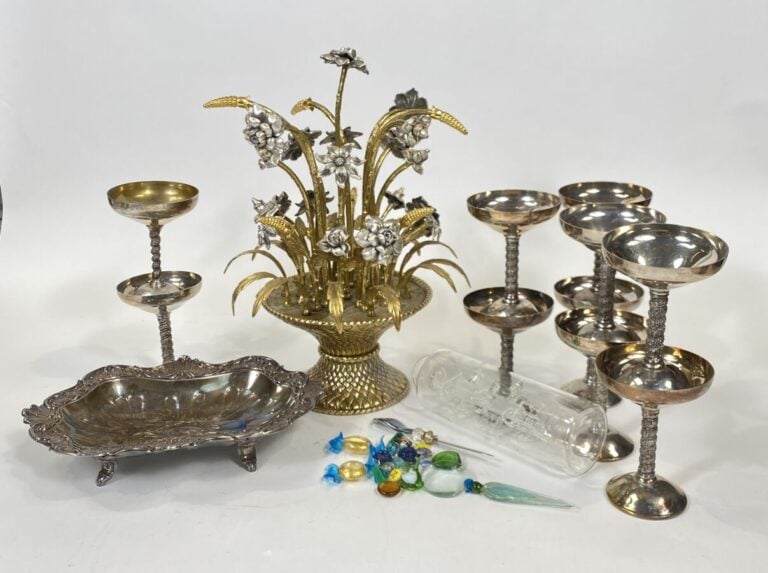 Ensemble composé de 10 coupes en métal, un centre de table en métal « fleurs et…