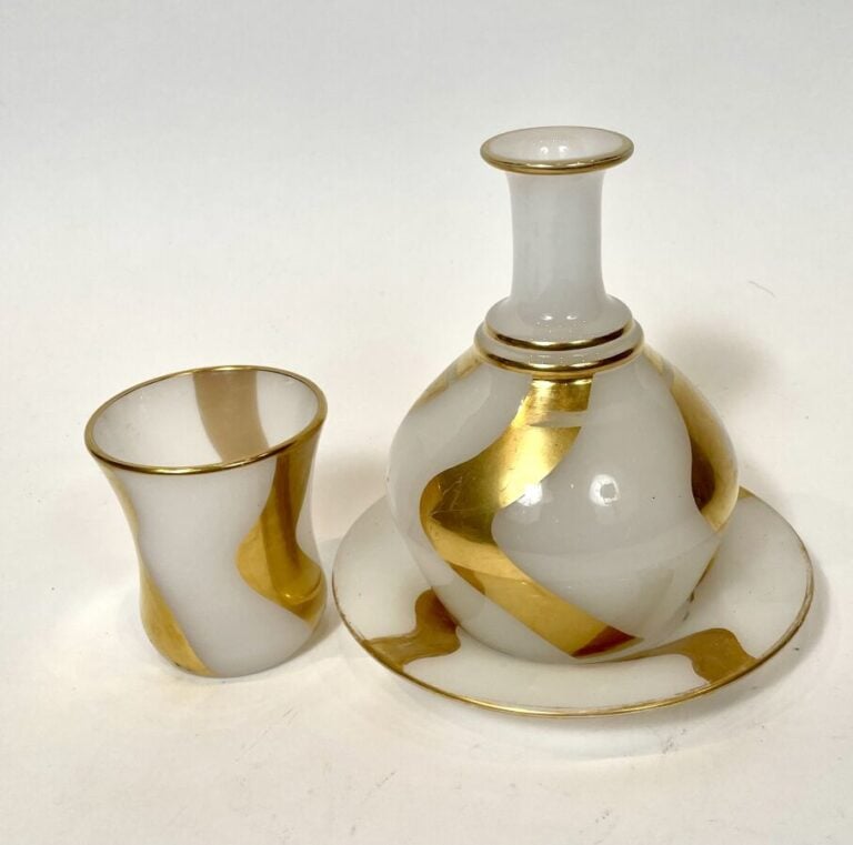 Ensemble comprenant : un verre à eau en verre opalin à décor or , un crucifix à…