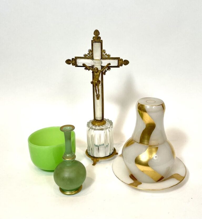 Ensemble comprenant : un verre à eau en verre opalin à décor or , un crucifix à…