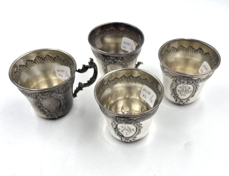 Ensemble de 4 tasses en argent uni 950 ‰ à décor coquilles monogrammées dans un…