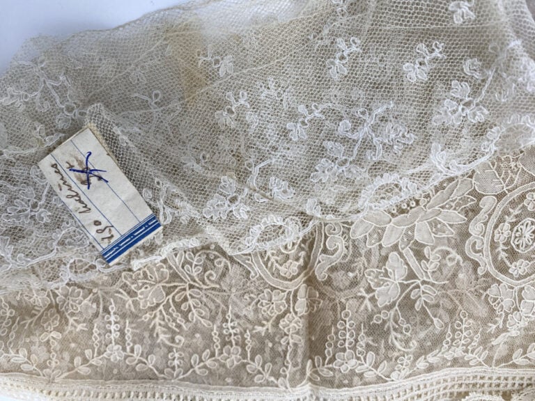 Ensemble de dentelles, nappes (taches), taie d'oreiller, mouchoir, naperrons...