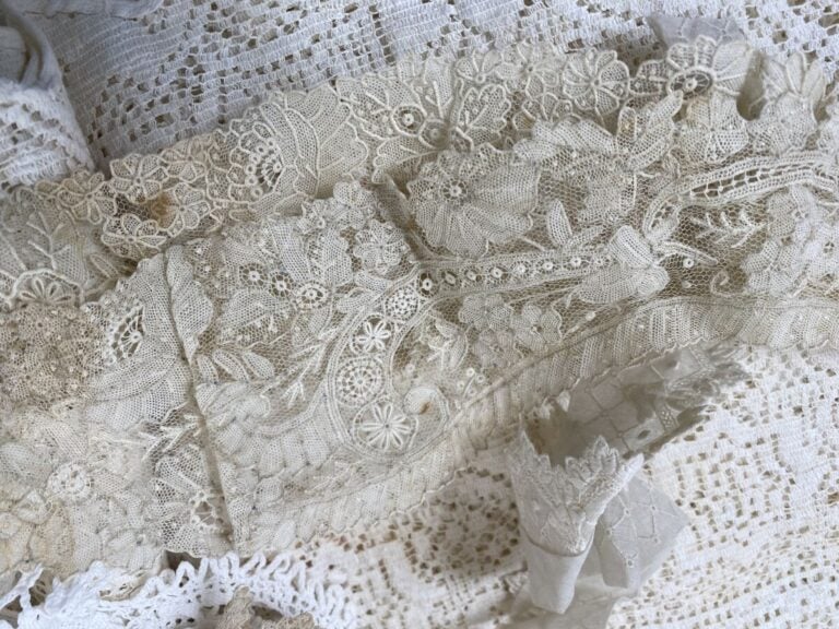 Ensemble de dentelles, nappes (taches), taie d'oreiller, mouchoir, naperrons...