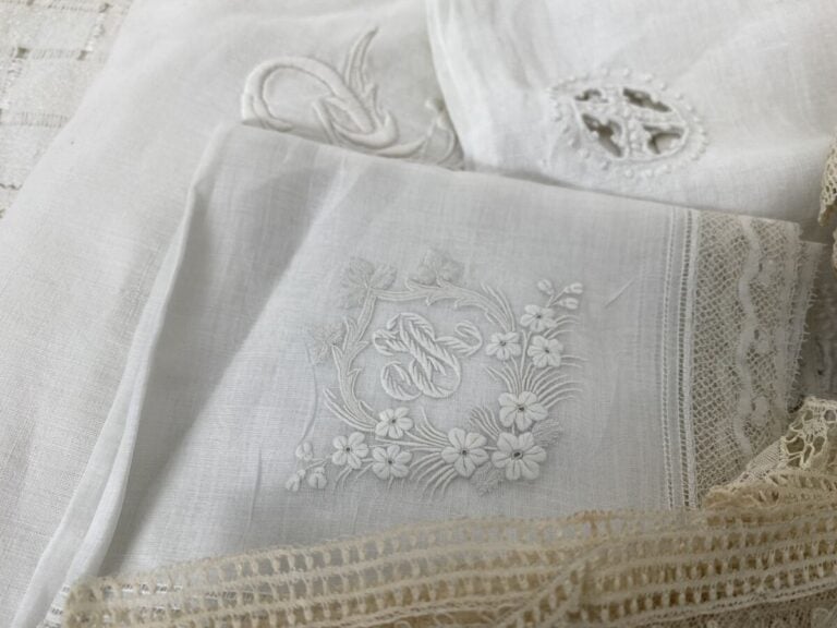 Ensemble de dentelles, nappes (taches), taie d'oreiller, mouchoir, naperrons...