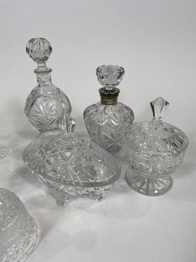 Ensemble en cristal moulé comprenant : deux carafes, deux sucriers, une clochet…