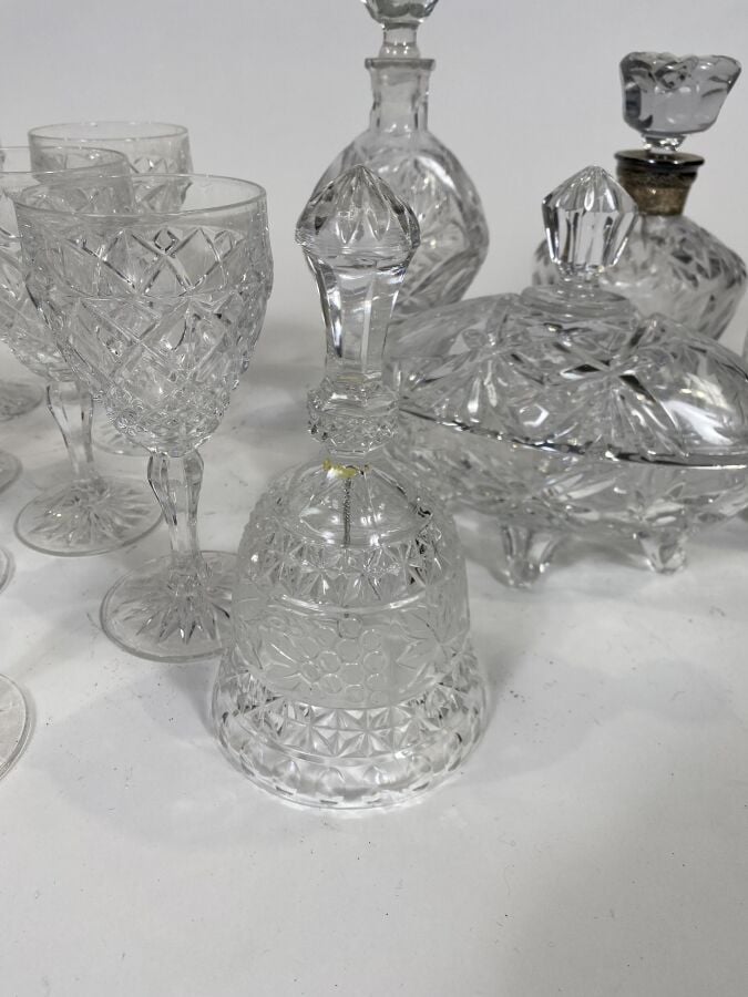 Ensemble en cristal moulé comprenant : deux carafes, deux sucriers, une clochet…