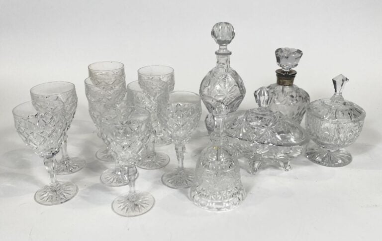 Ensemble en cristal moulé comprenant : deux carafes, deux sucriers, une clochet…