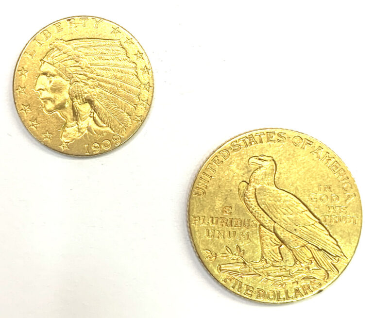 Etats Unis - - Lot de deux monnaies en or comprenant : - -Une 5 Dollars tête d'…