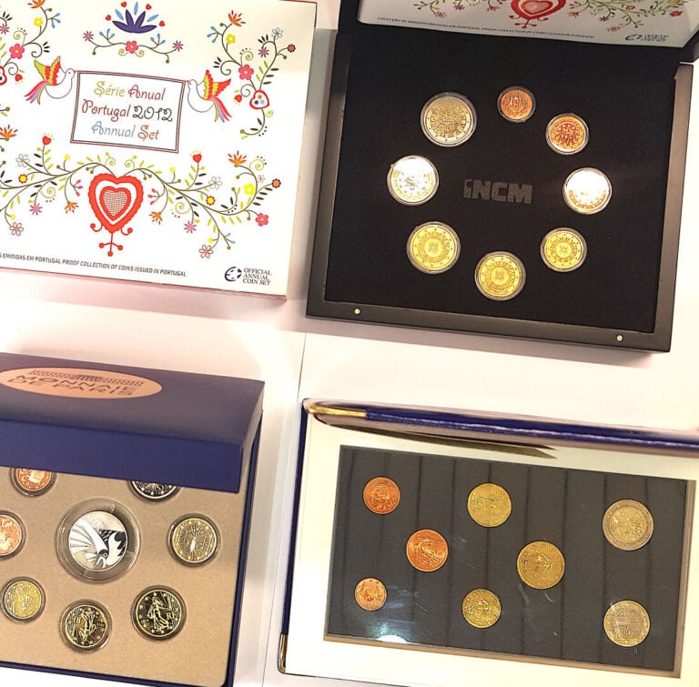 Europe - Euros - Lot de trois coffrets (Belle épreuve) BE comprenant : - -Une S…