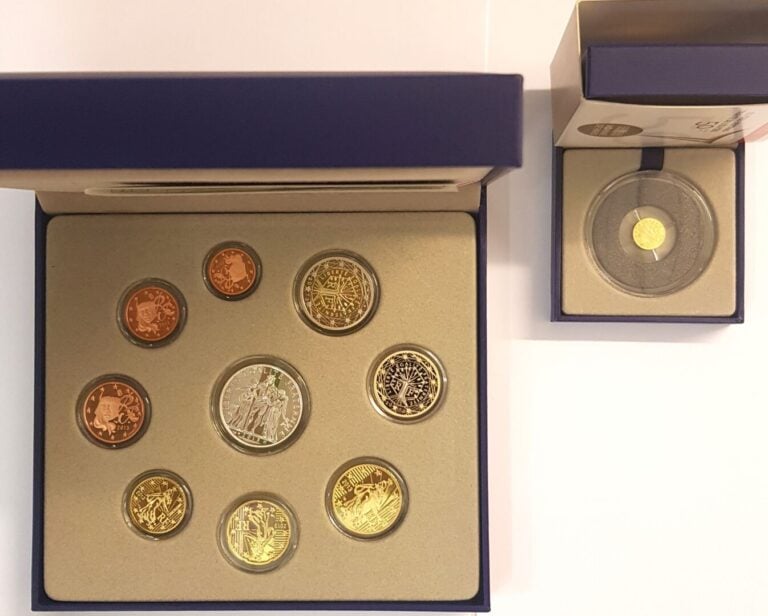 France - Monnaie de Paris - Lot de deux coffrest comprenant : - -Une 5 Euro Or…