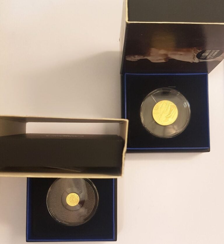 France - Monnaie de Paris - Lot de deux monnaies en or comprenant : - - Une 5 E…