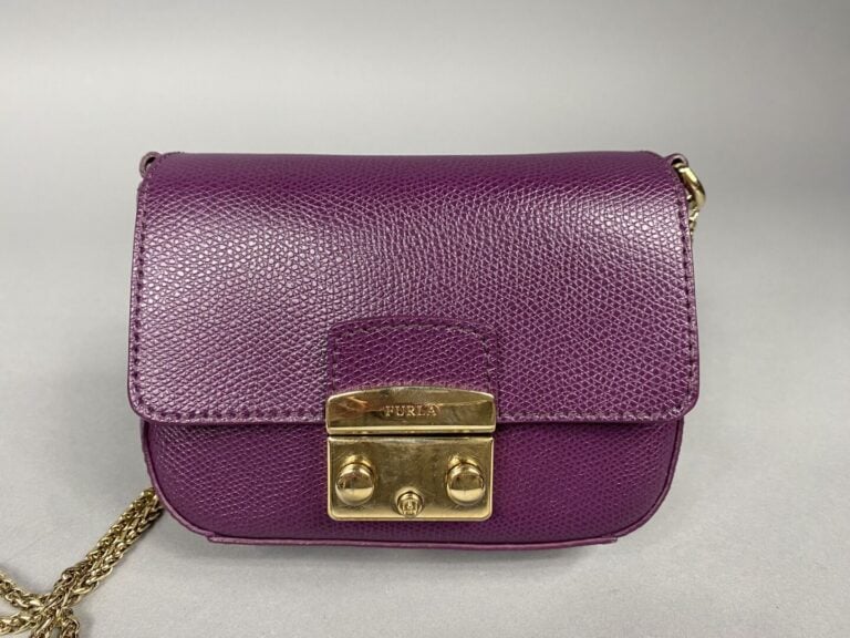 FURLA - Mini sac modèle Metropolis en cuir grainé violet, fermeture à rabat ave…