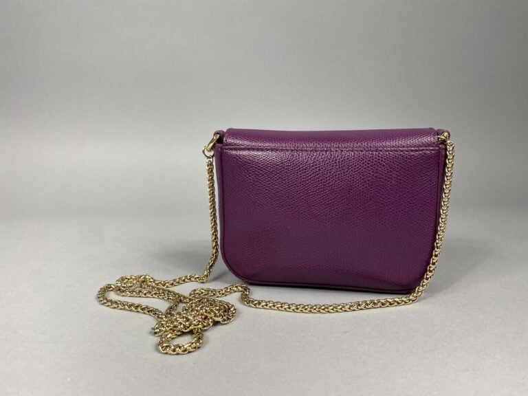 FURLA - Mini sac modèle Metropolis en cuir grainé violet, fermeture à rabat ave…
