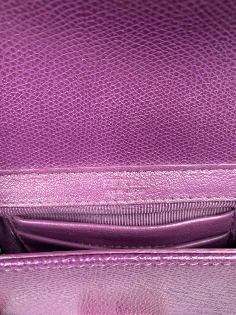 FURLA - Mini sac modèle Metropolis en cuir grainé violet, fermeture à rabat ave…