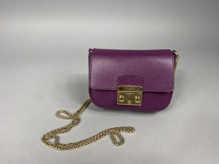FURLA - Mini sac modèle Metropolis en cuir grainé violet, fermeture à rabat ave…