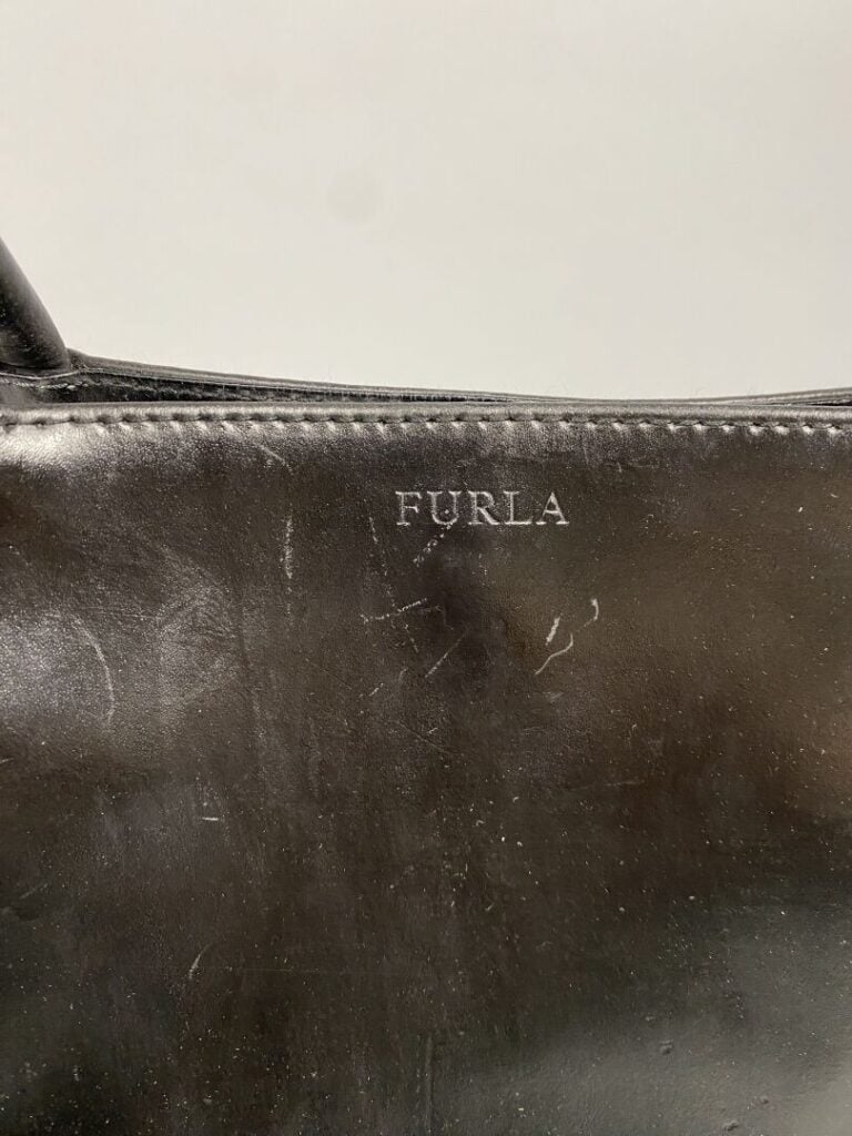 FURLA - Sac trapèze en cuir noir perforé à motif d'une fleur, double poignée en…