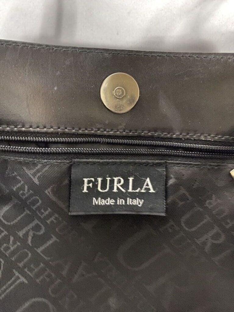 FURLA - Sac trapèze en cuir noir perforé à motif d'une fleur, double poignée en…
