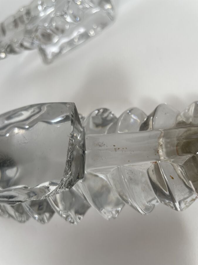 GARNITURE DE CHEMINEE en verre moulé comprenant une pendulette à poser à quartz…