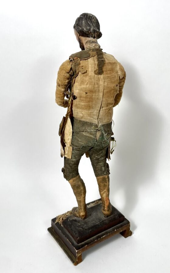 Gentilhomme en habit - Mannequin en métal polychromé et tissu sur un socle à gr…